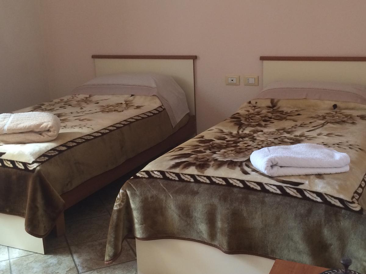 Bed and Breakfast Friends House à Tirana Extérieur photo